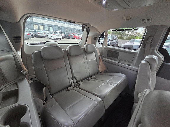 Chrysler Town & Country 12 of 18