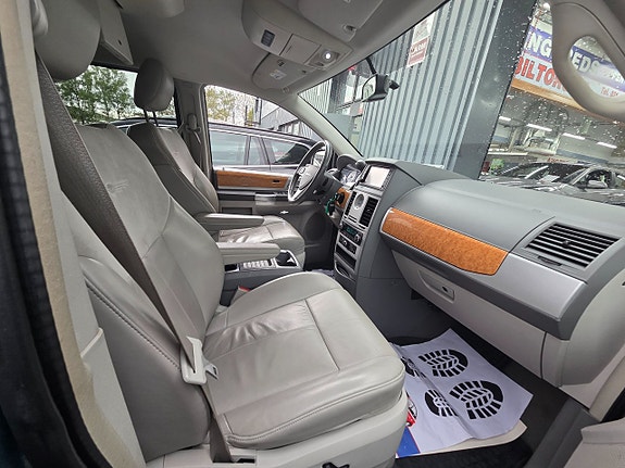 Chrysler Town & Country 9 of 18