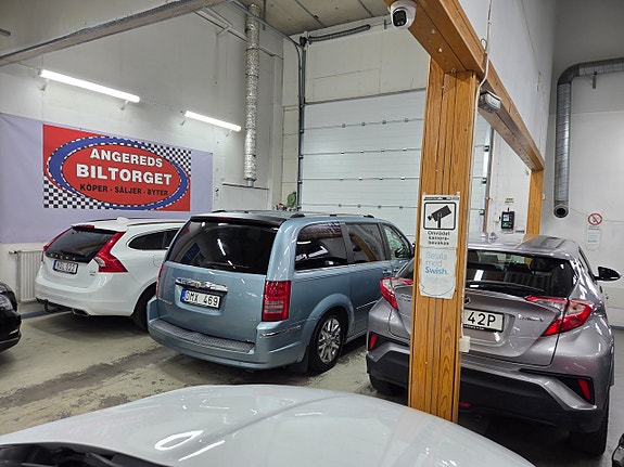 Chrysler Town & Country 6 of 18