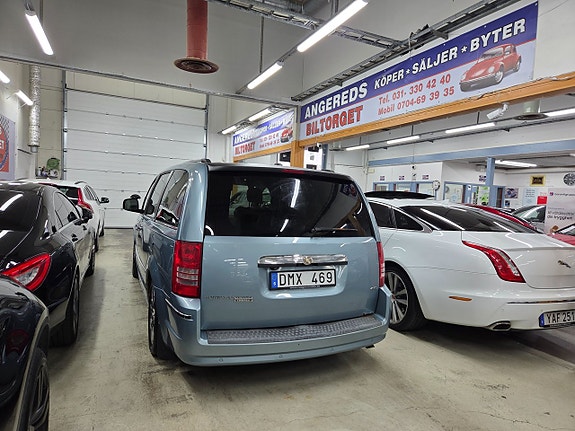 Chrysler Town & Country 5 of 18