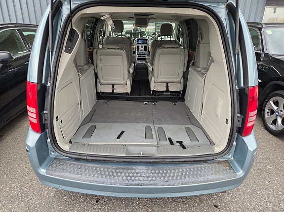Chrysler Town & Country 7 of 18