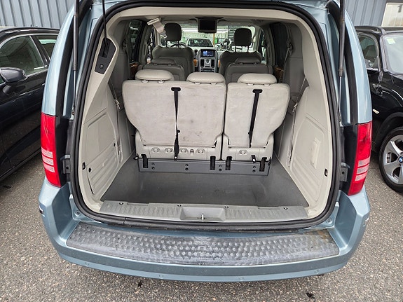 Chrysler Town & Country 8 of 18