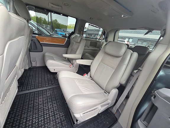 Chrysler Town & Country 14 of 18
