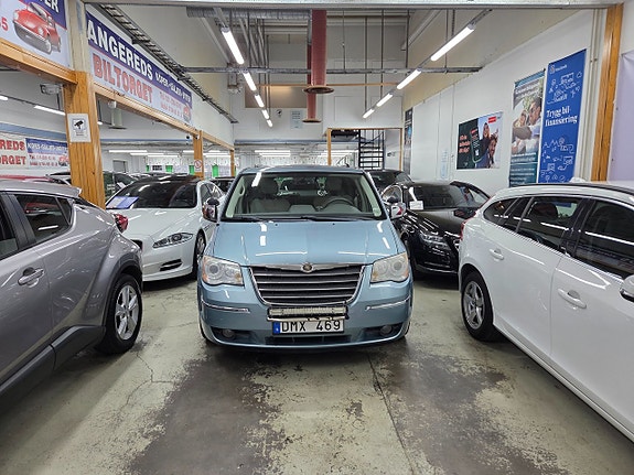 Chrysler Town & Country 3 of 18