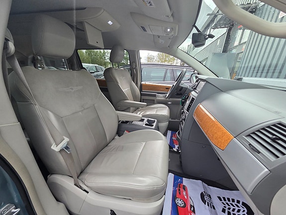 Chrysler Town & Country 10 of 18