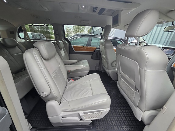 Chrysler Town & Country 13 of 18