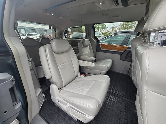 Chrysler Town & Country 11 of 18