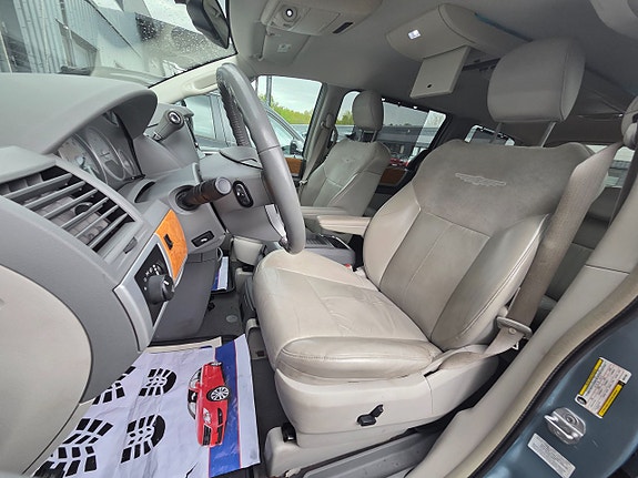 Chrysler Town & Country 16 of 18