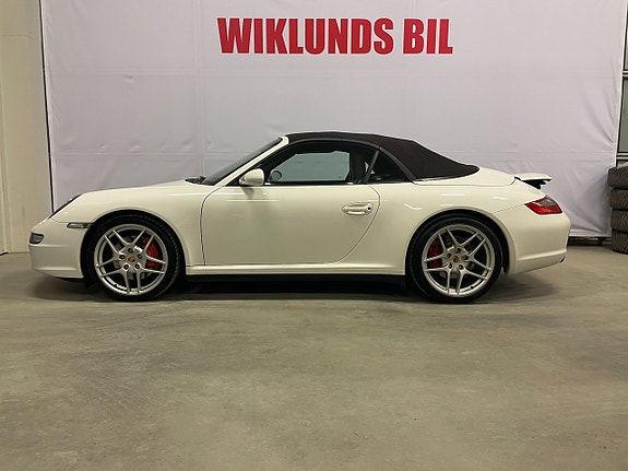 Porsche 911 Carrera 4S 3 of 5