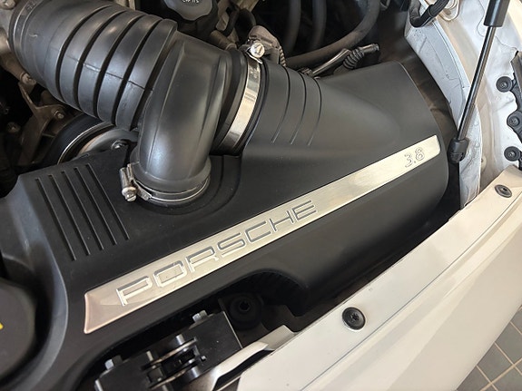 Porsche 911 Carrera 4S 28 of 28