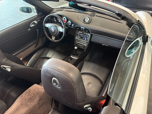 Porsche 911 Carrera 4S 25 of 28