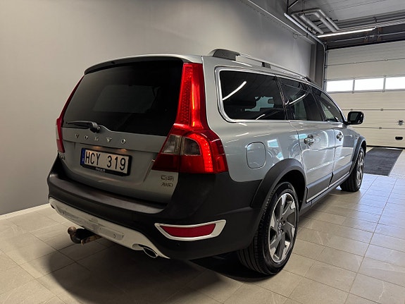 Volvo XC70 2 of 18