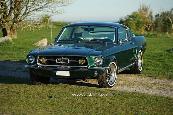 Ford Mustang 2 of 5