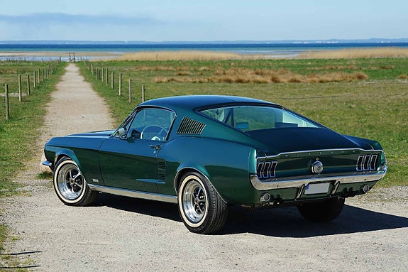 Ford Mustang 4 of 5
