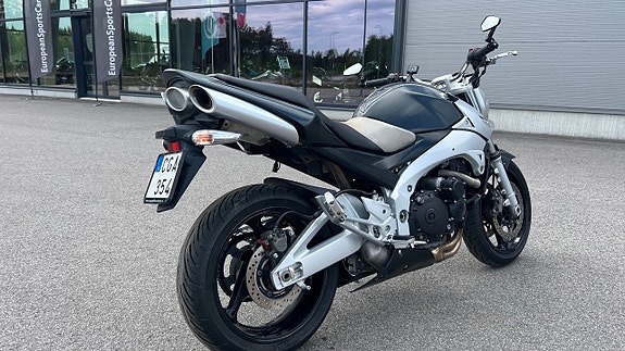 Suzuki GSR600 B-King 2 of 5