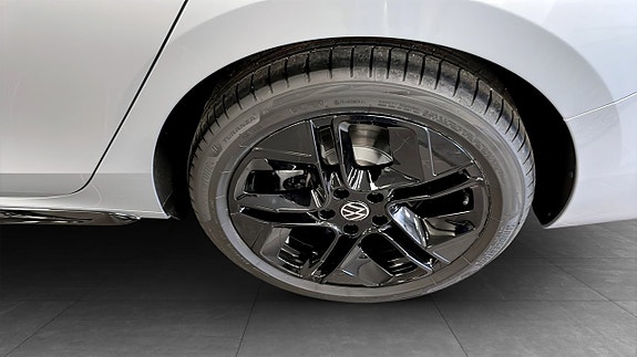 Volkswagen Passat 6 of 12