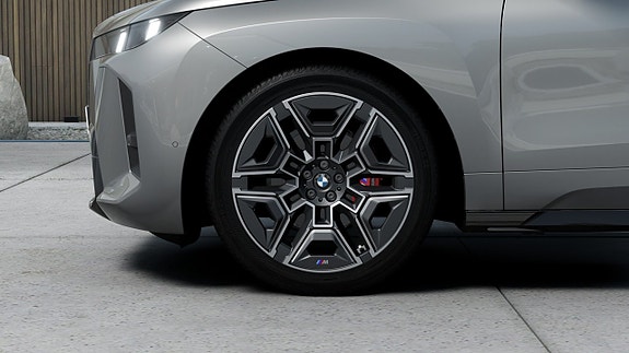 BMW iX 7 of 13