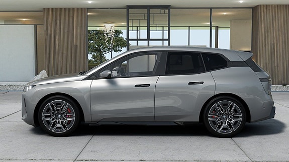 BMW iX 4 of 13