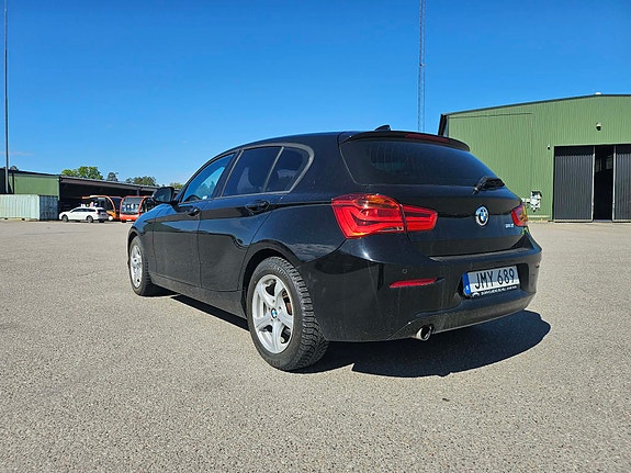 BMW 118i 3 of 5
