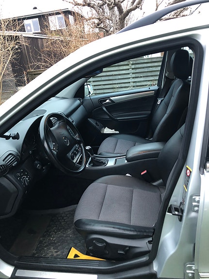 Mercedes-Benz C180 4 of 5