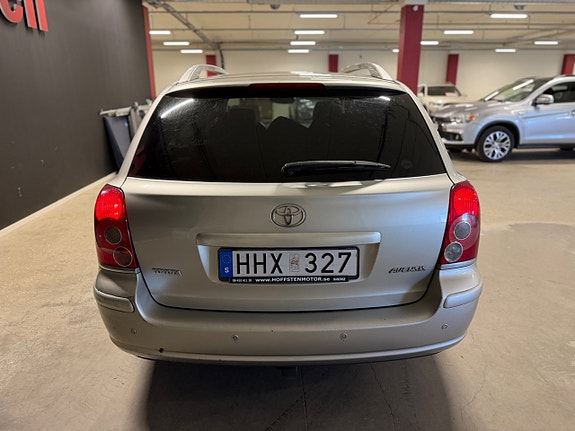 Toyota Avensis 4 of 5