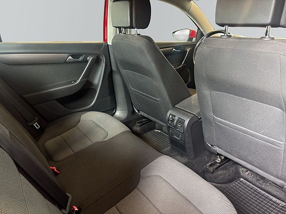 Volkswagen Passat 8 of 13
