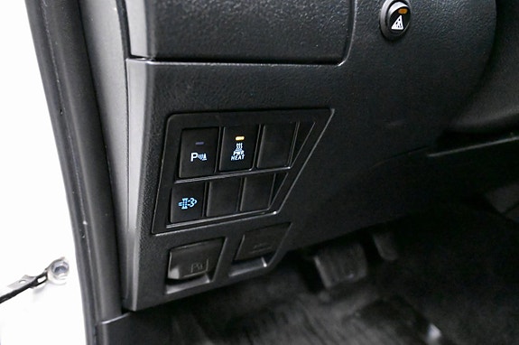 Toyota HiLux 16 of 23