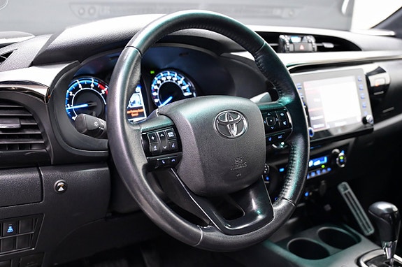 Toyota HiLux 14 of 23