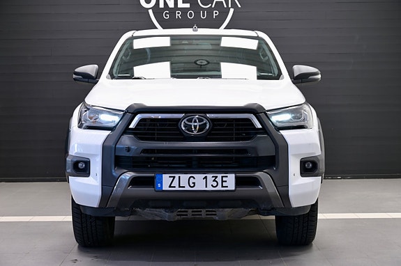 Toyota HiLux 2 of 5