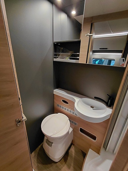 Knaus L!VE TI PLATINUM SELECTION 700 MEG 11 of 13