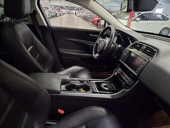 Jaguar XE 4 of 10