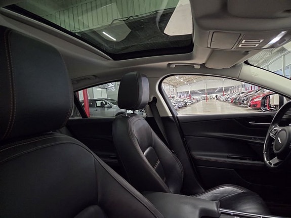Jaguar XE 5 of 10