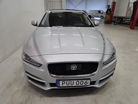 Jaguar XE 2 of 10