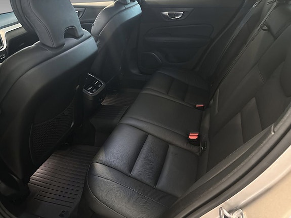 Volvo V60 Cross Country 11 of 16
