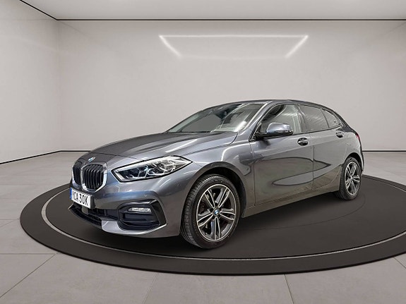 BMW 118i 3 of 5