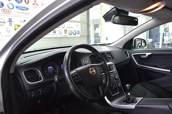 Volvo S60 4 of 5
