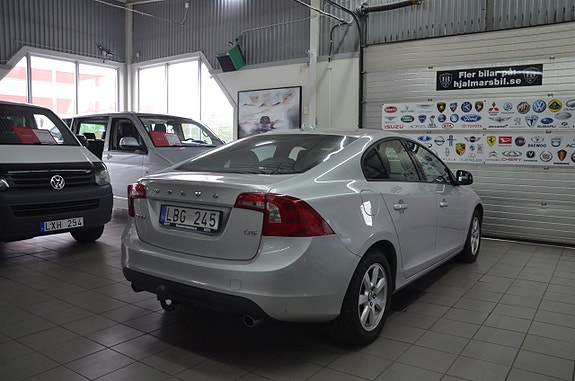 Volvo S60 2 of 5