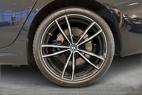 BMW 330e 15 of 18