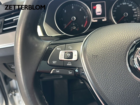 Volkswagen Passat 16 of 19