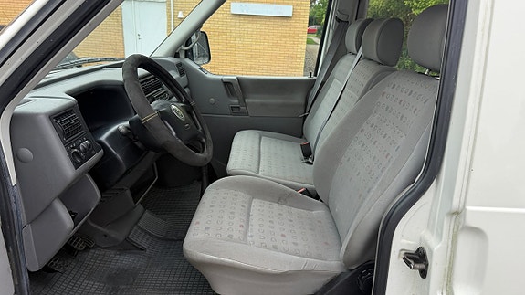 Volkswagen Caravelle 4 of 5