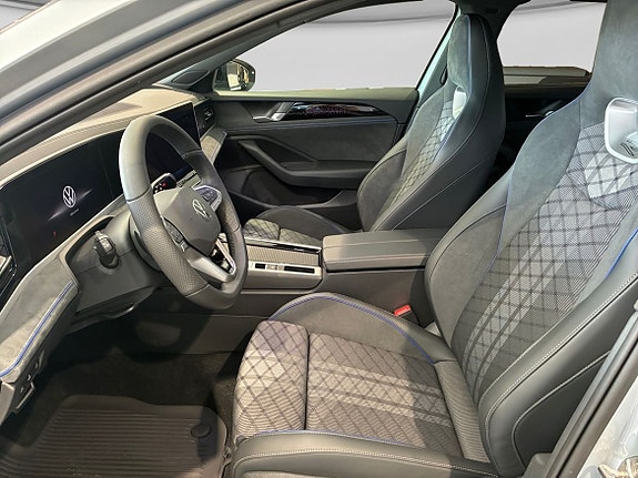 Volkswagen Passat 10 of 15