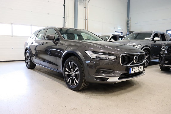 Volvo V90 Cross Country 2 of 5