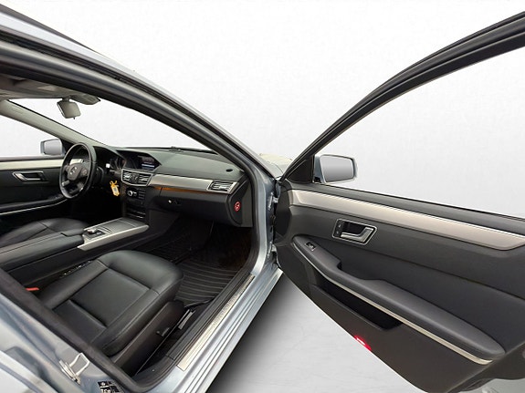 Mercedes-Benz E220 26 of 30