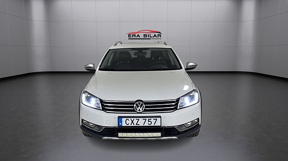 Volkswagen Passat Alltrack 2 of 5