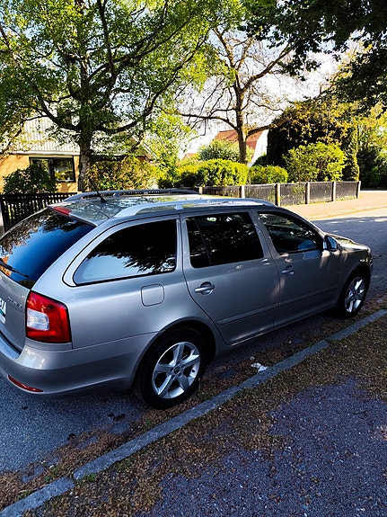 Skoda Octavia 2 of 5