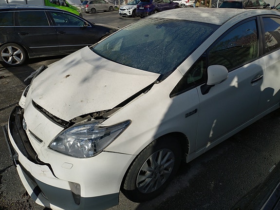 Toyota Prius Plug-in Hybrid 3 of 5