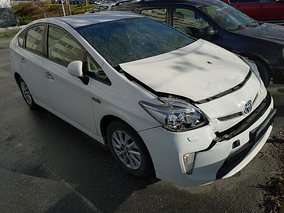 Toyota Prius Plug-in Hybrid 2 of 5