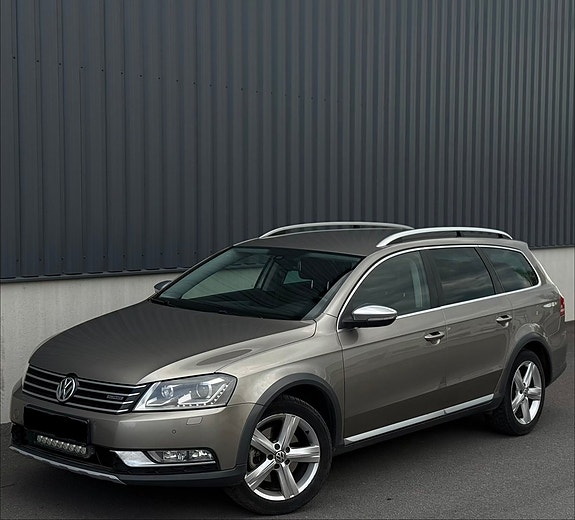 Volkswagen Passat Alltrack 2 of 5