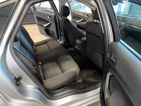 Ford Mondeo 17 of 19