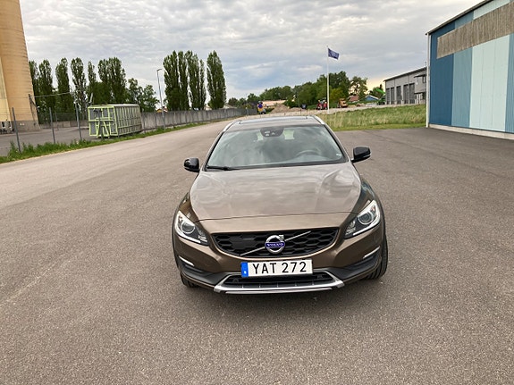 Volvo V60 Cross Country 2 of 5